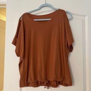Lululemon Top, cold shoulder cut out, cinched bottom
